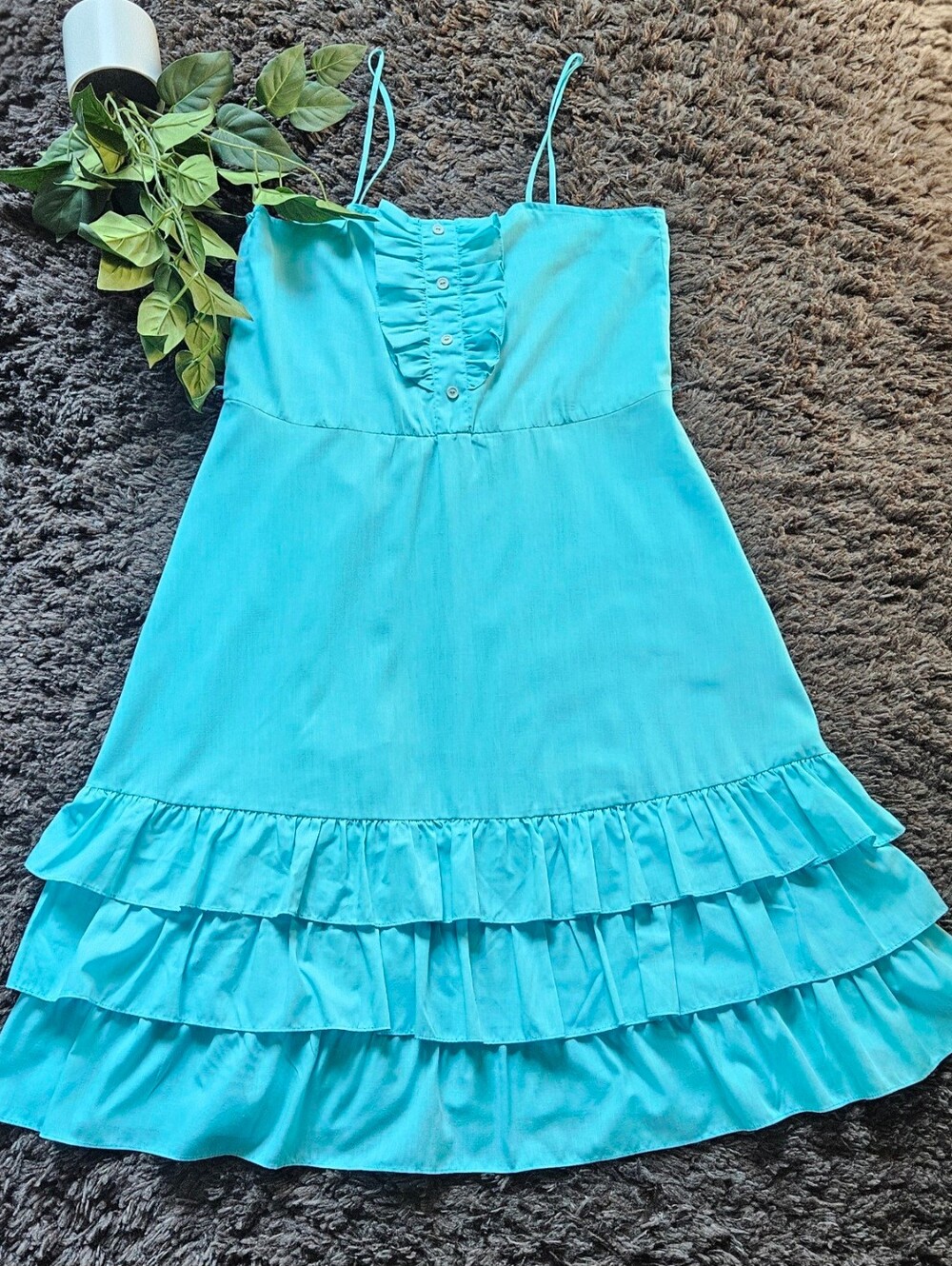 Vintage vibrant, sky-blue midi-length dress It features a square neckline suppor